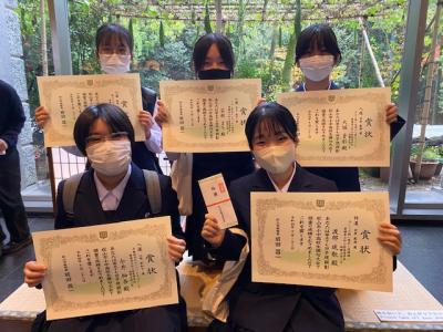 子規さんの書斎 ヘチマ棚の前で 子規さんの書斎 ヘチマ棚の前で