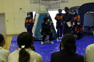 仮設トイレは衛生とプライバシーが守られています。 仮設トイレは衛生とプライバシーが守られています。