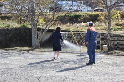 消火器は手前から火に向かって掃くように 消火器は手前から火に向かって掃くように