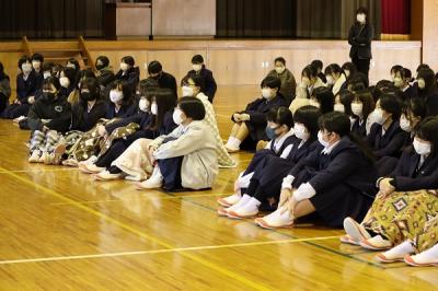 極寒の体育館ですが生徒の視線は熱い 極寒の体育館ですが生徒の視線は熱い